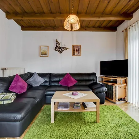 Ferienhaus Idyllische In In Waldnaehe